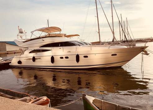 A luxury yacht along the shoreline in Cabo San Lucas